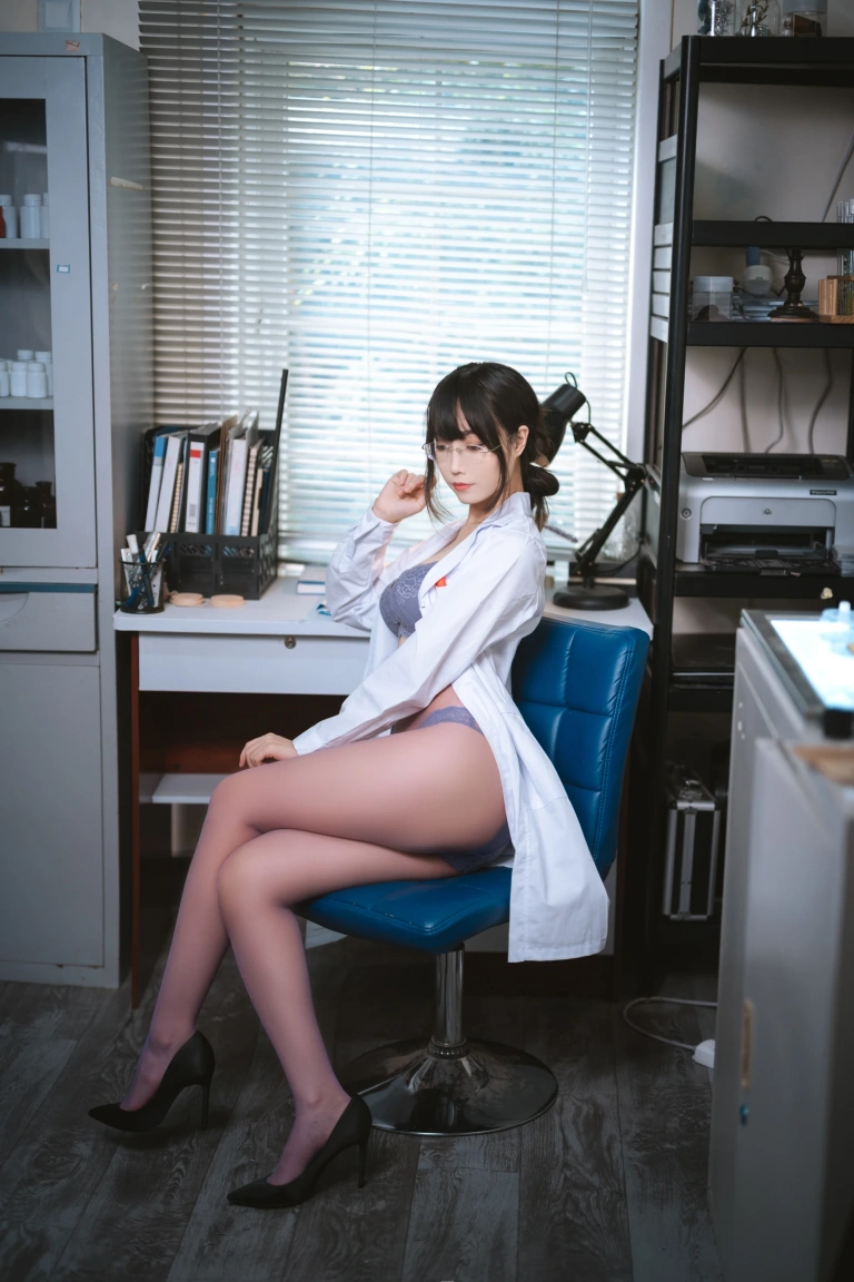 汪知子《医生姐姐》主题写真：34张全套美图