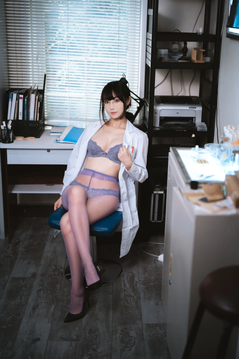 汪知子《医生姐姐》主题写真：34张全套美图