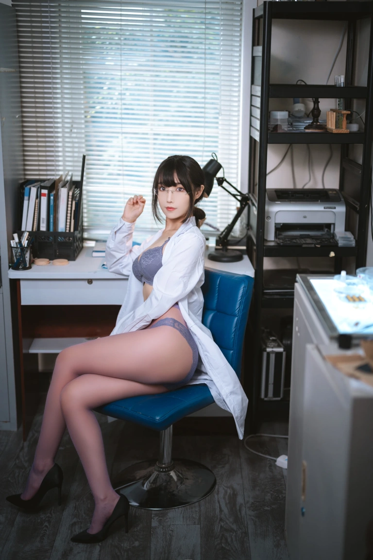 汪知子《医生姐姐》主题写真：34张全套美图