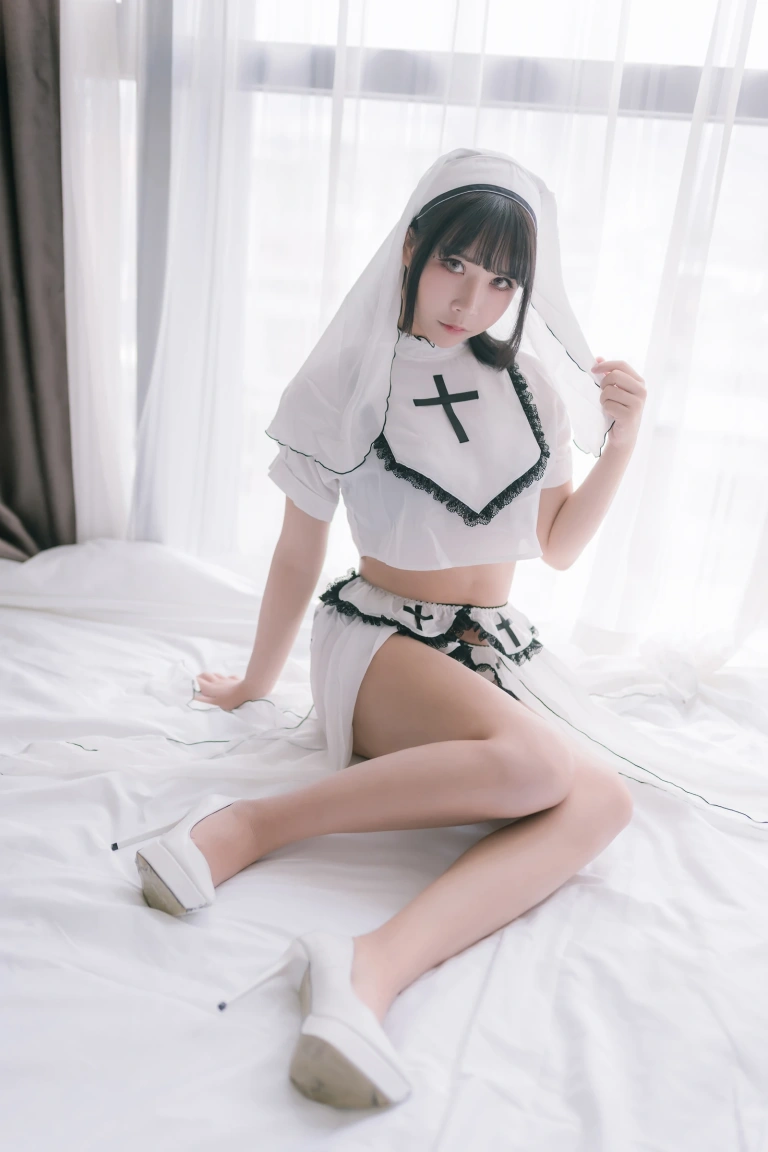 抱走莫子《纯白修女》主题写真：42张全套美图