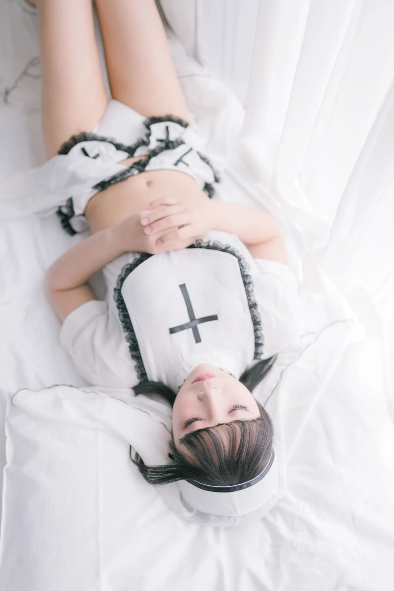 抱走莫子《纯白修女》主题写真：42张全套美图