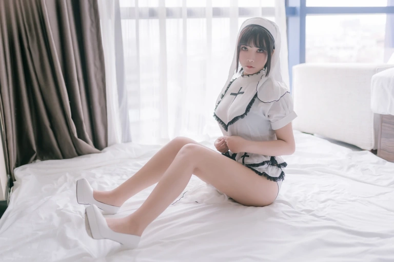 抱走莫子《纯白修女》主题写真：42张全套美图