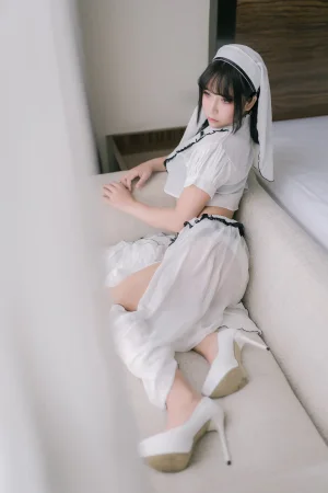 抱走莫子《纯白修女》主题写真：42张全套美图