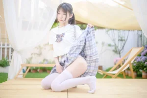 香草喵露露《阳光庭院制服》主题写真：50张全套美图