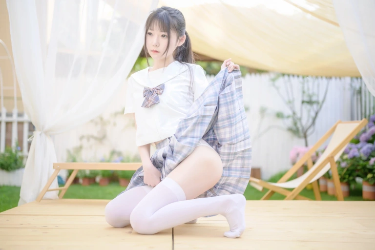 香草喵露露《阳光庭院制服》主题写真：50张全套美图