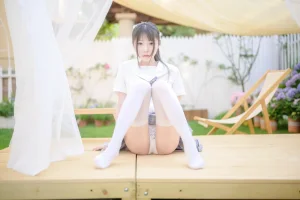 香草喵露露《阳光庭院制服》主题写真：50张全套美图