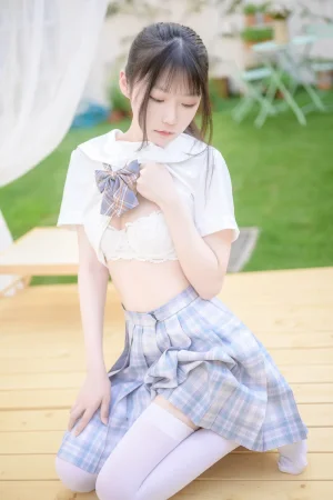 香草喵露露《阳光庭院制服》主题写真：50张全套美图