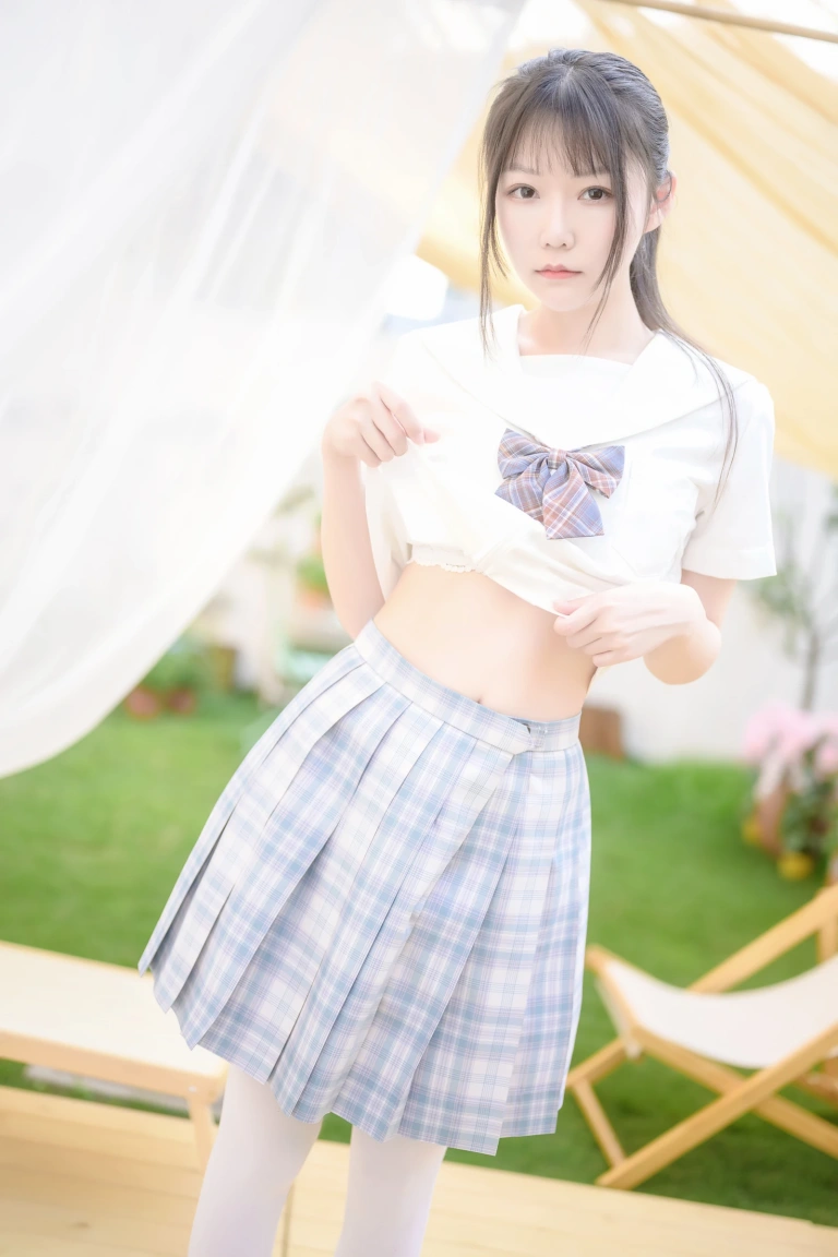 香草喵露露《阳光庭院制服》主题写真：50张全套美图