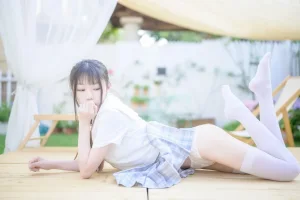 香草喵露露《阳光庭院制服》主题写真：50张全套美图