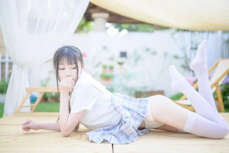 香草喵露露《阳光庭院制服》主题写真：50张全套美图