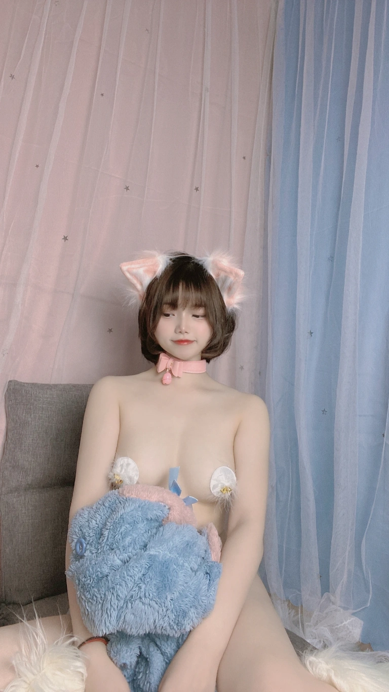 七月喵子《猫咪定制》主题写真：59张全套美图，含1个视频