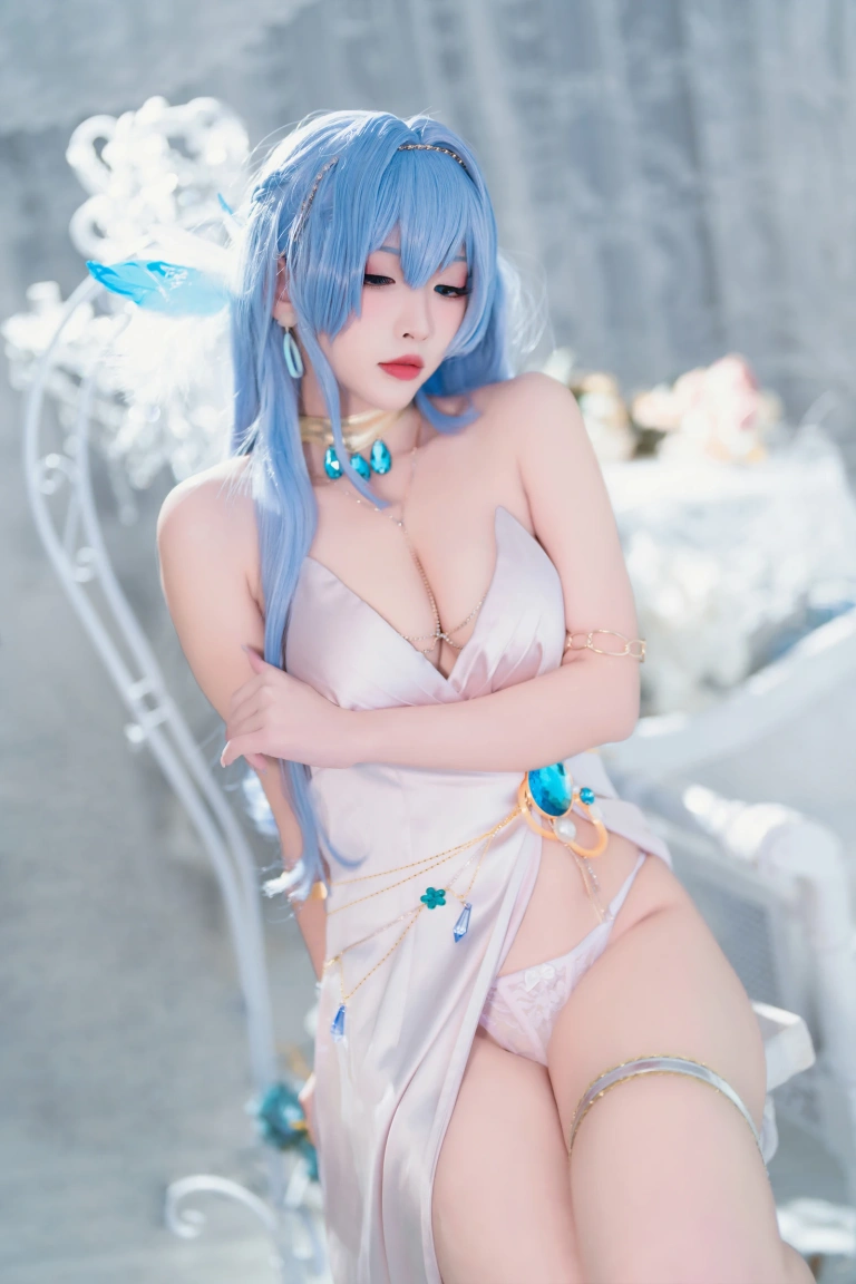 宮本桜《NIKKE 胜利女神 海伦娜礼服》主题写真：19张全套美图