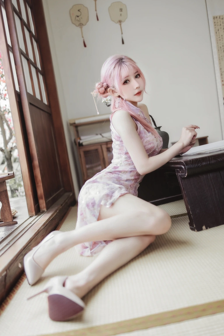 仙女月《粉色旗袍》主题写真：20张全套美图