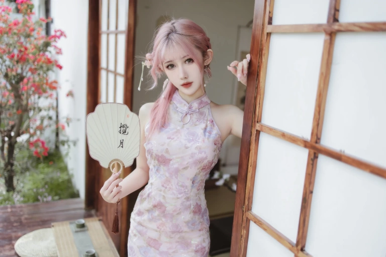 仙女月《粉色旗袍》主题写真：20张全套美图