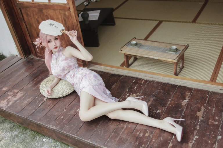 仙女月《粉色旗袍》主题写真：20张全套美图