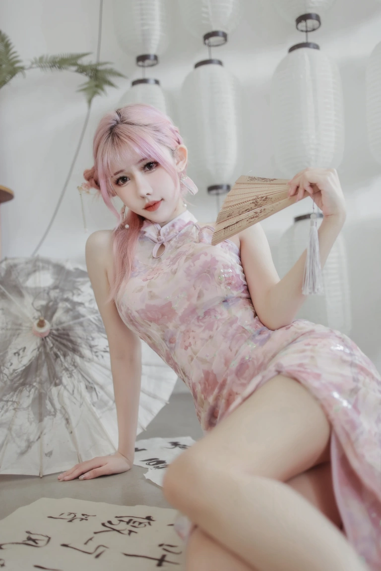 仙女月《粉色旗袍》主题写真：20张全套美图