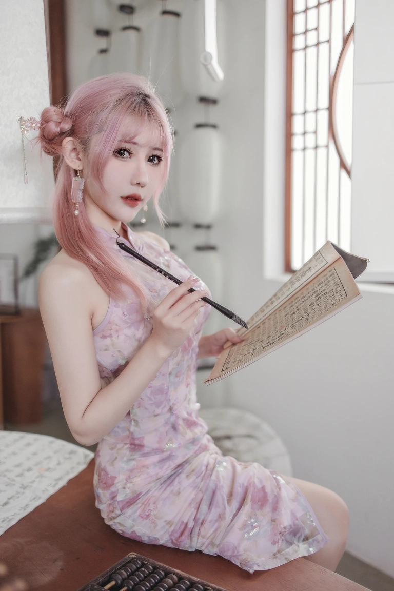 仙女月《粉色旗袍》主题写真：20张全套美图