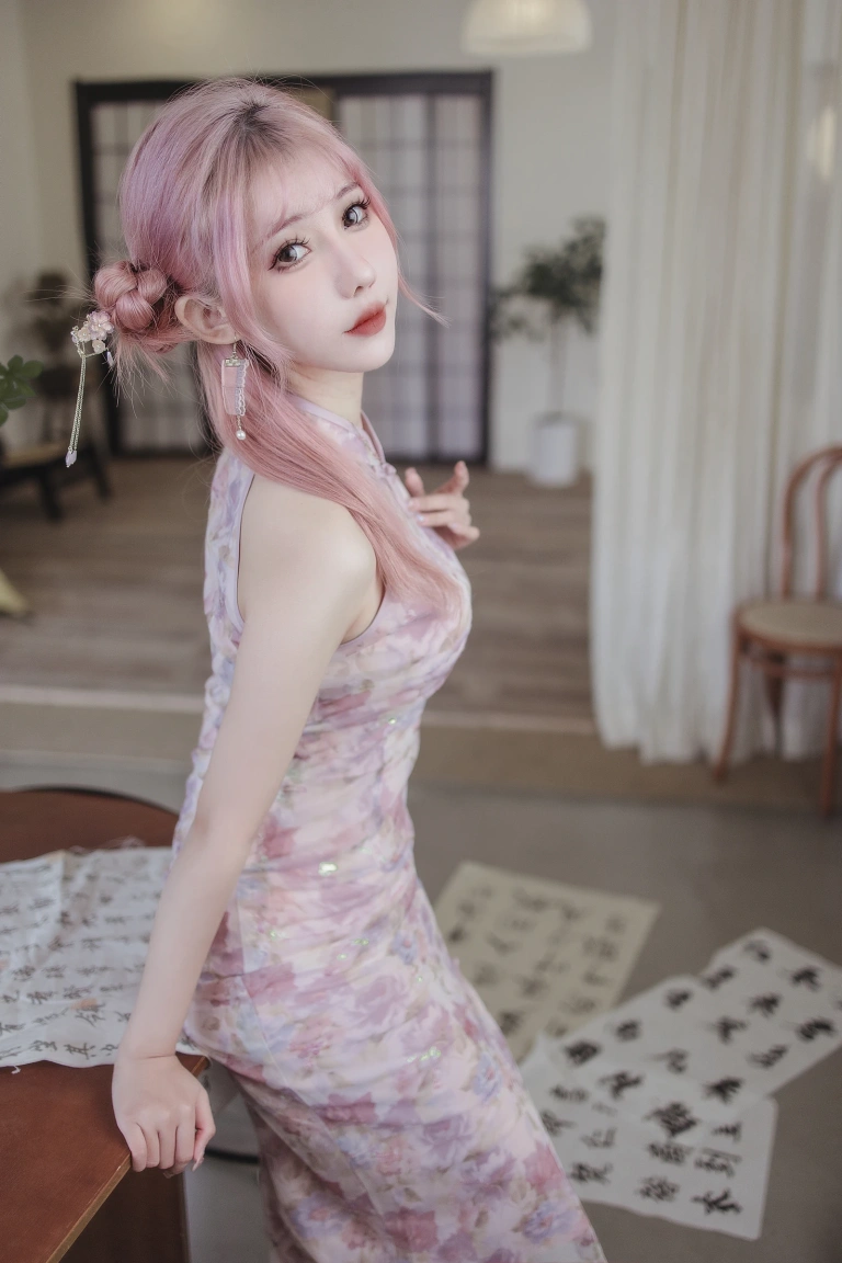 仙女月《粉色旗袍》主题写真：20张全套美图
