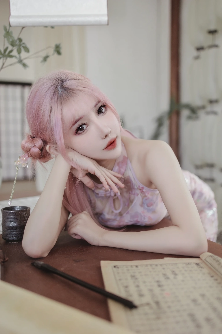 仙女月《粉色旗袍》主题写真：20张全套美图