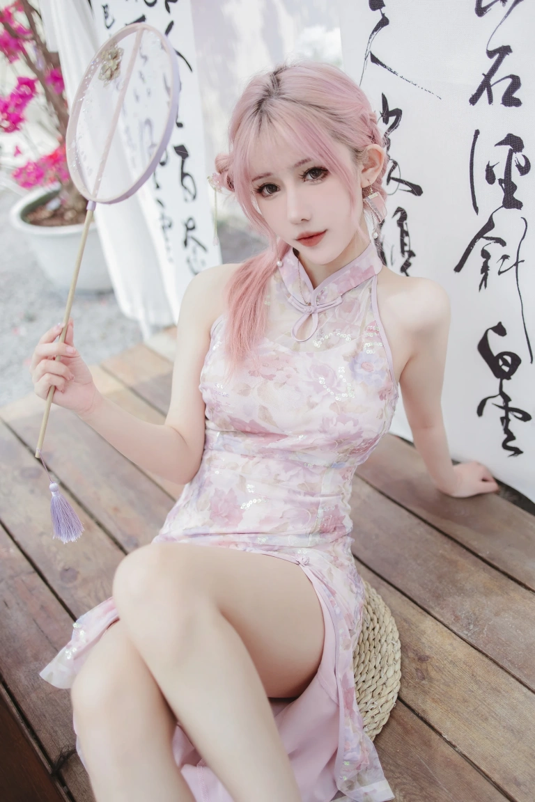 仙女月《粉色旗袍》主题写真：20张全套美图