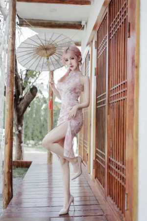 仙女月《粉色旗袍》主题写真：20张全套美图