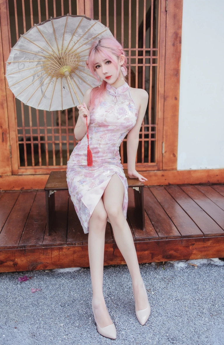 仙女月《粉色旗袍》主题写真：20张全套美图