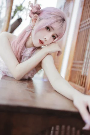 仙女月《粉色旗袍》主题写真：20张全套美图