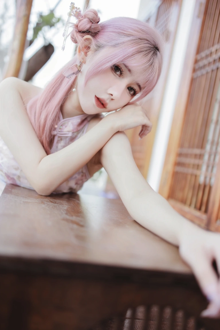 仙女月《粉色旗袍》主题写真：20张全套美图
