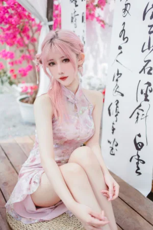 仙女月《粉色旗袍》主题写真：20张全套美图