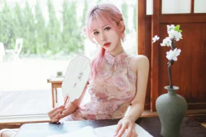 仙女月《粉色旗袍》主题写真：20张全套美图