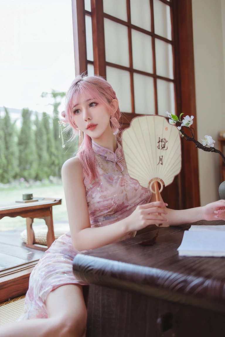 仙女月《粉色旗袍》主题写真：20张全套美图