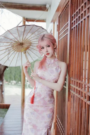 仙女月《粉色旗袍》主题写真：20张全套美图