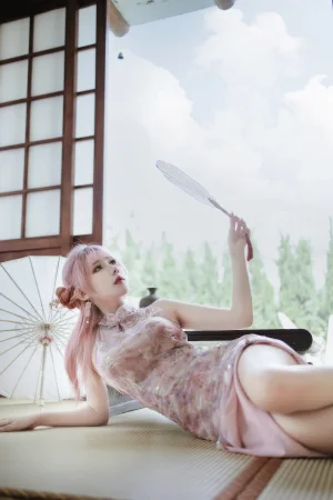 仙女月《粉色旗袍》主题写真：20张全套美图