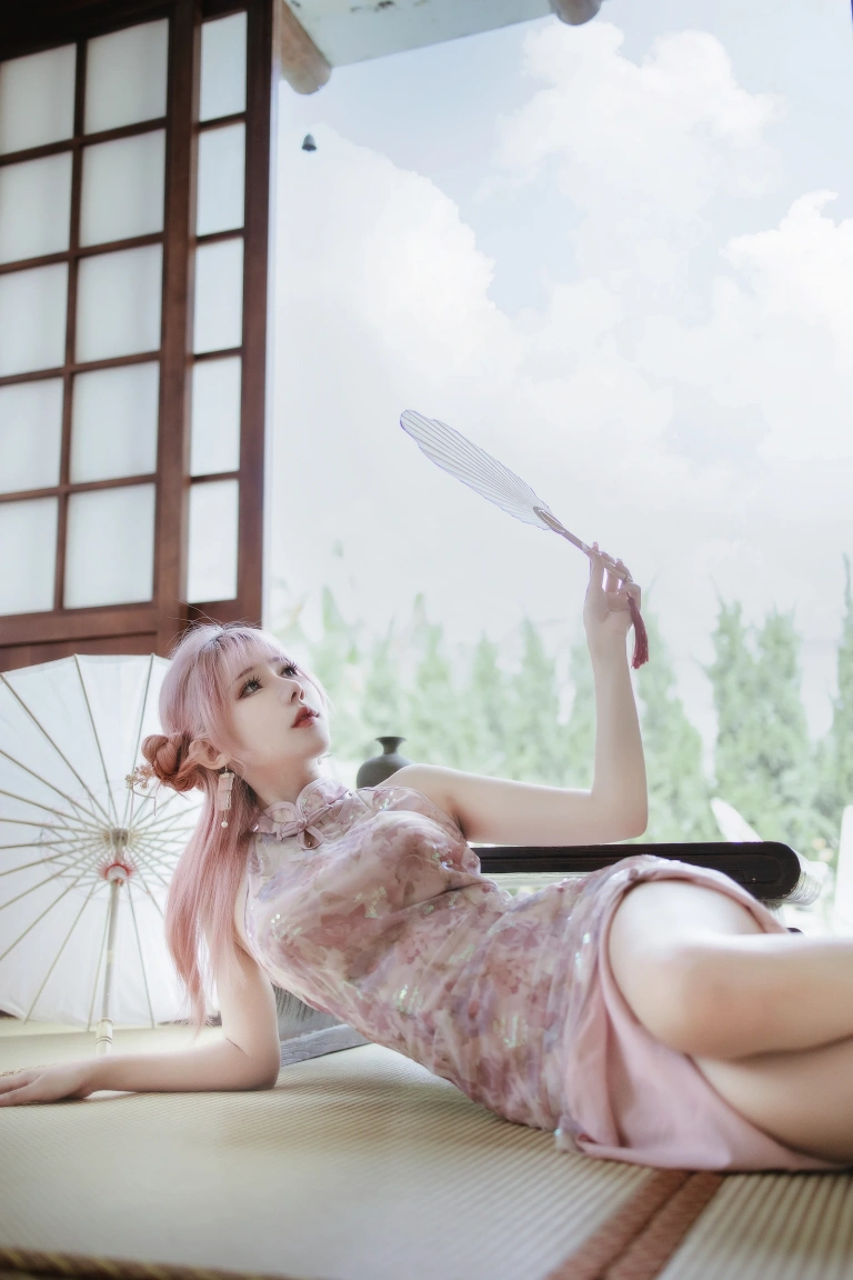 仙女月《粉色旗袍》主题写真：20张全套美图