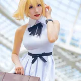 瓜希酱《贞德三周年白裙德》主题写真：20张全套美图
