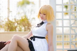 瓜希酱《贞德三周年白裙德》主题写真：20张全套美图