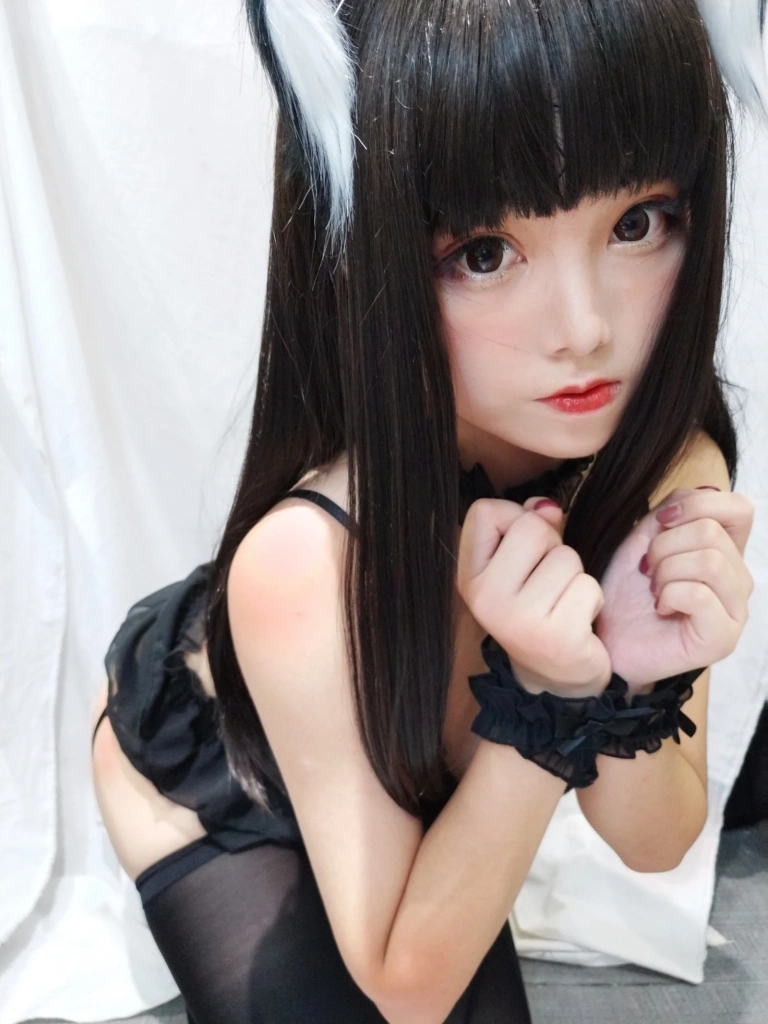 蜜汁猫裘《眼镜猫娘》主题写真：25张全套美图
