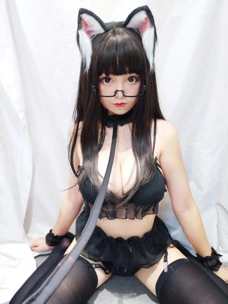 蜜汁猫裘《眼镜猫娘》主题写真：25张全套美图