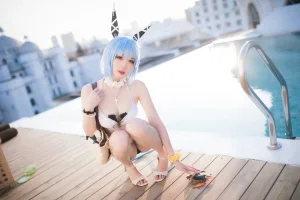 焖焖碳《加斯科涅泳装》主题写真：28张全套美图