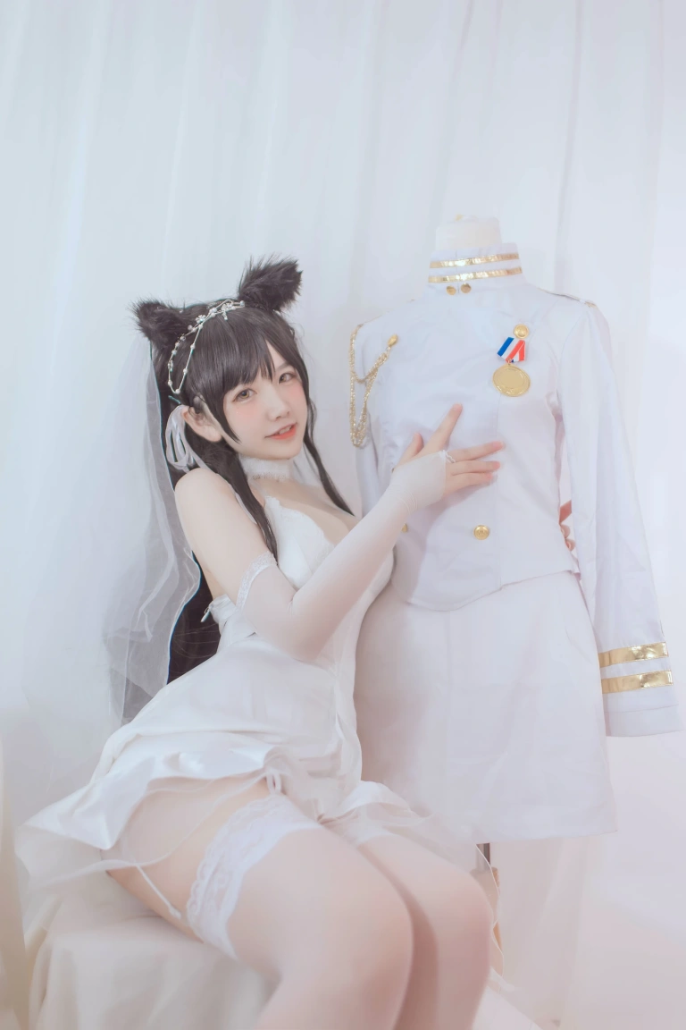 阿半今天很开心《爱宕婚纱》主题写真：36张全套美图