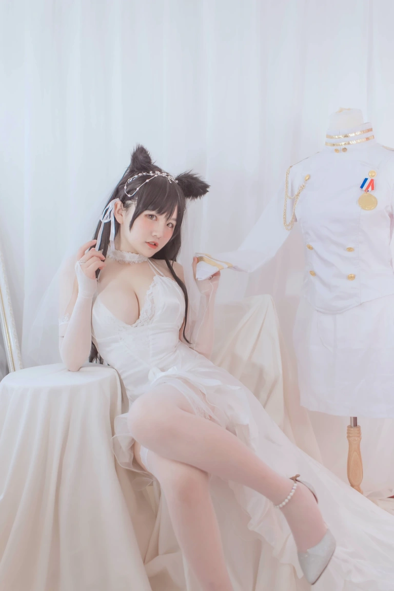 阿半今天很开心《爱宕婚纱》主题写真：36张全套美图