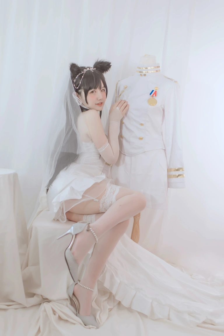 阿半今天很开心《爱宕婚纱》主题写真：36张全套美图