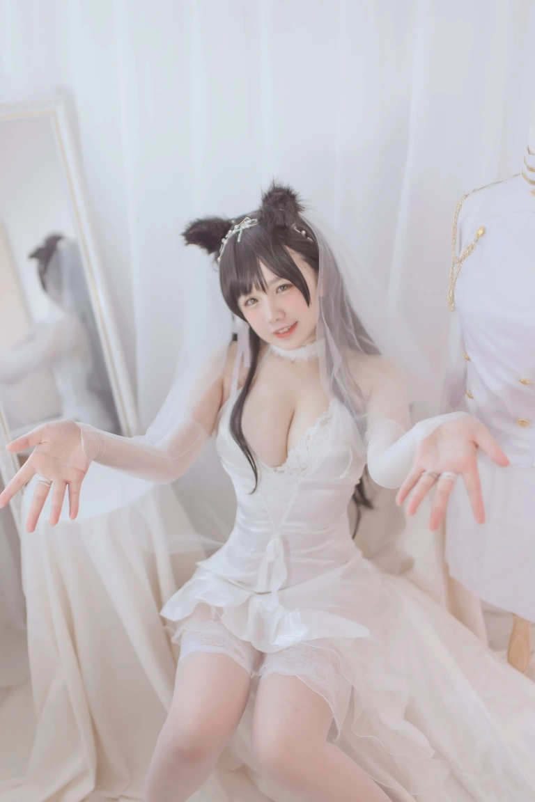 阿半今天很开心《爱宕婚纱》主题写真：36张全套美图