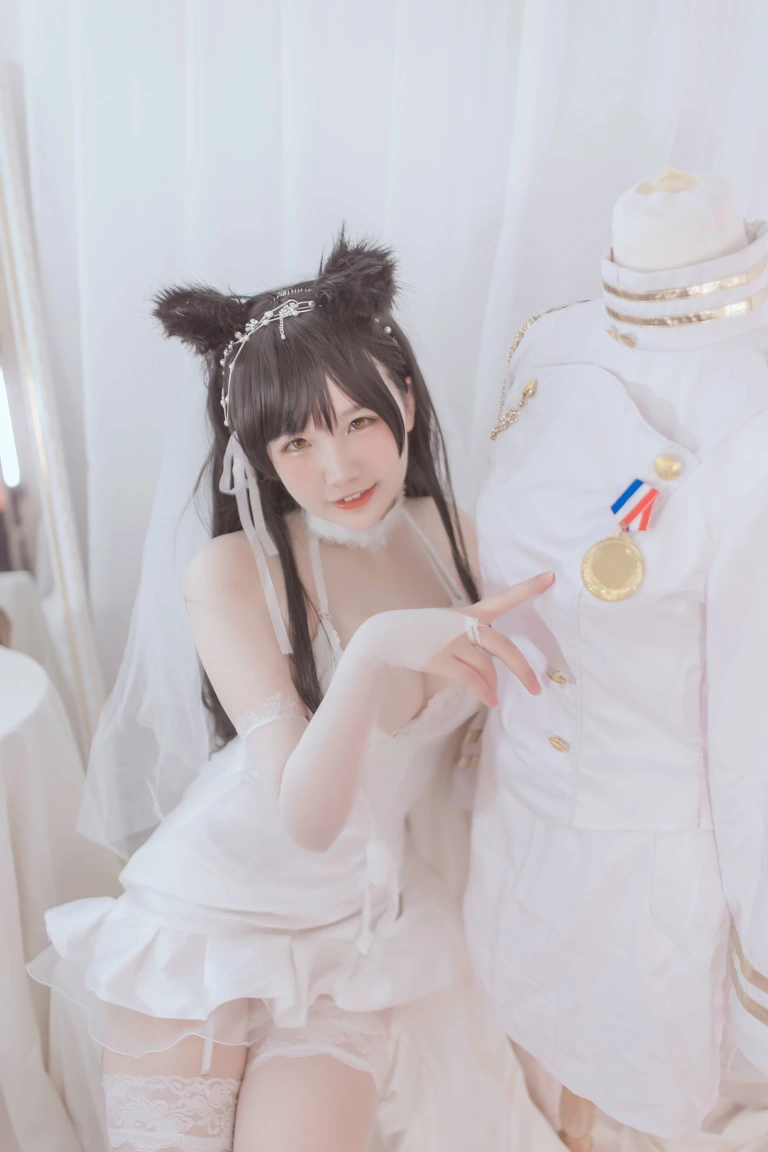 阿半今天很开心《爱宕婚纱》主题写真：36张全套美图