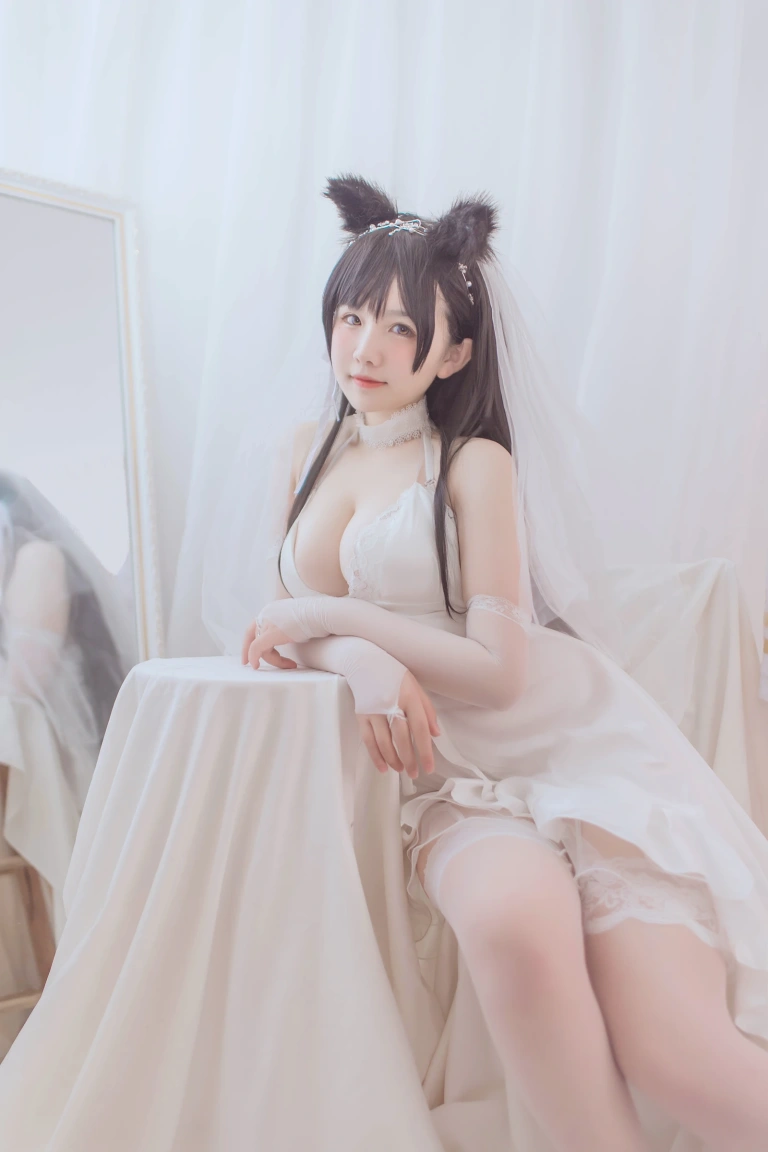 阿半今天很开心《爱宕婚纱》主题写真：36张全套美图