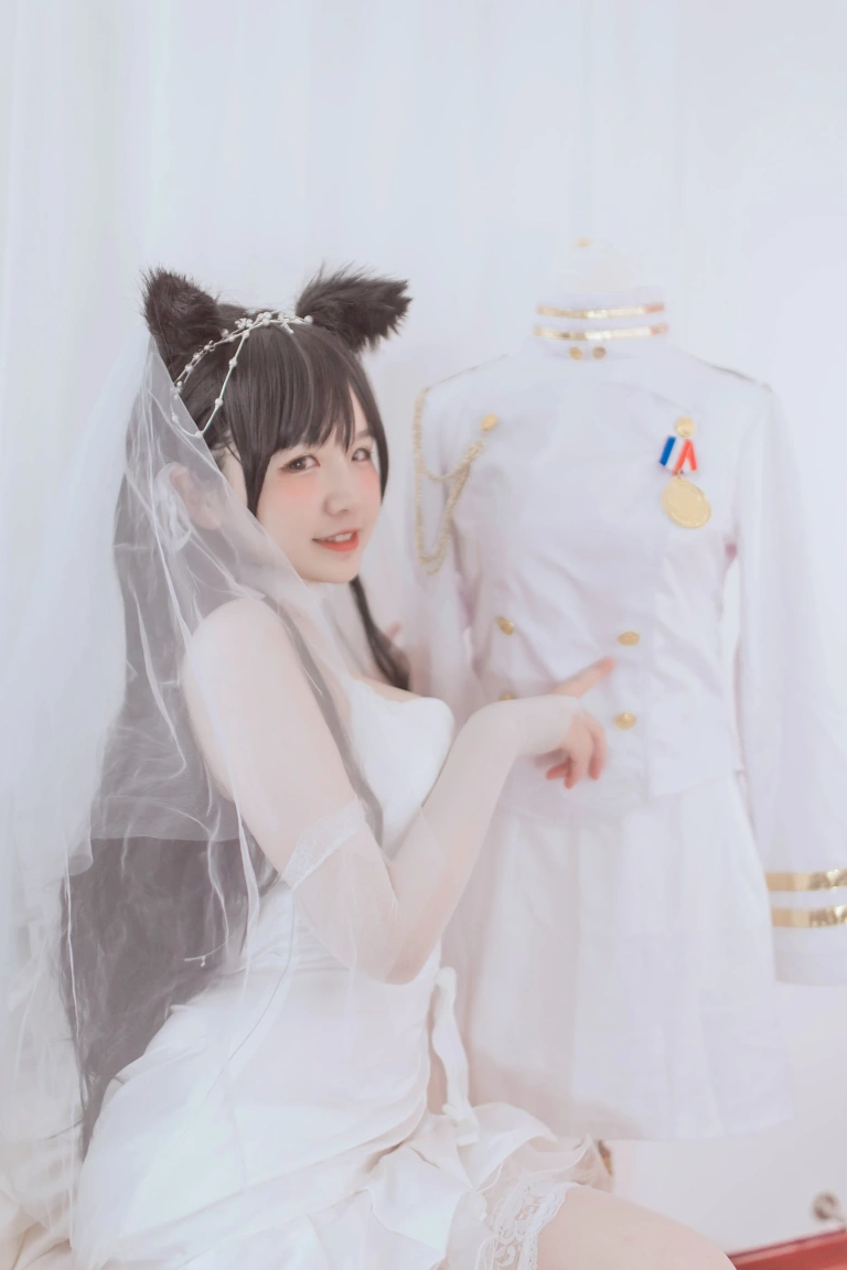 阿半今天很开心《爱宕婚纱》主题写真：36张全套美图