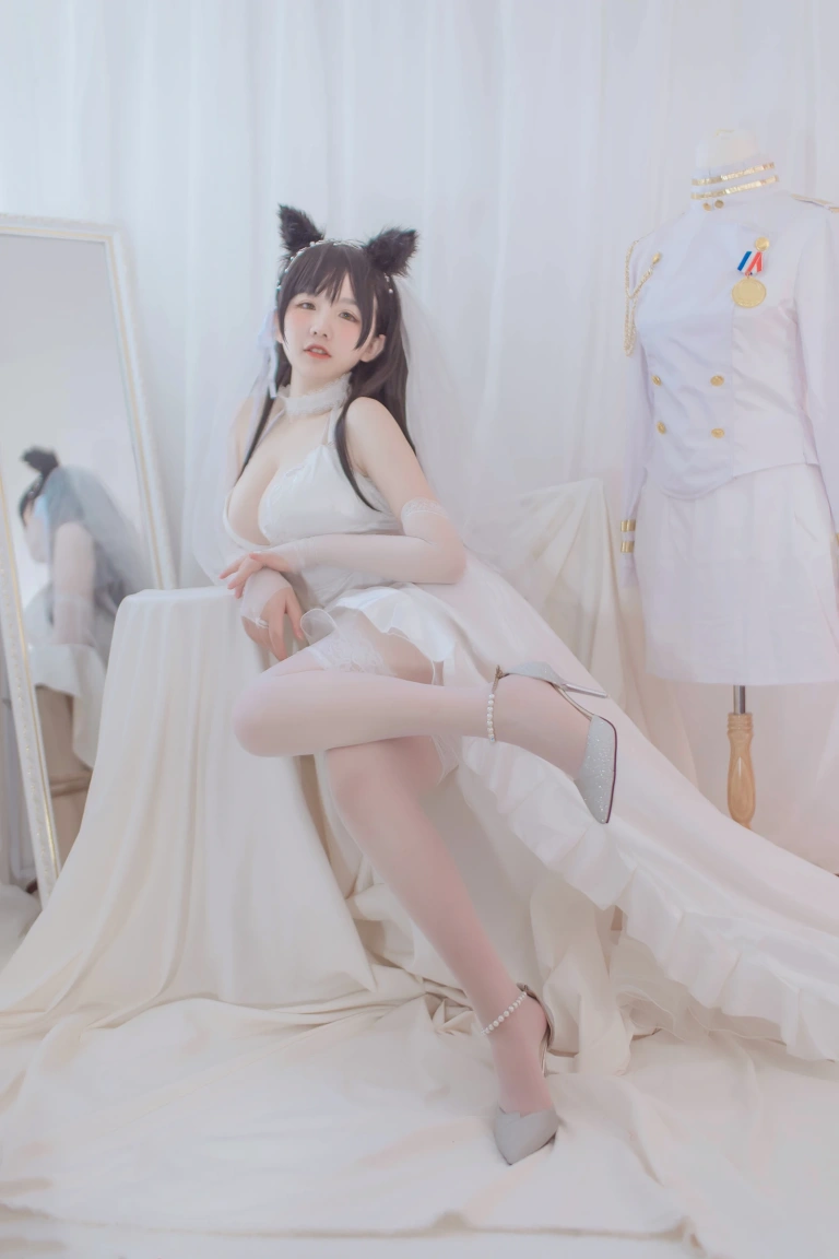 阿半今天很开心《爱宕婚纱》主题写真：36张全套美图
