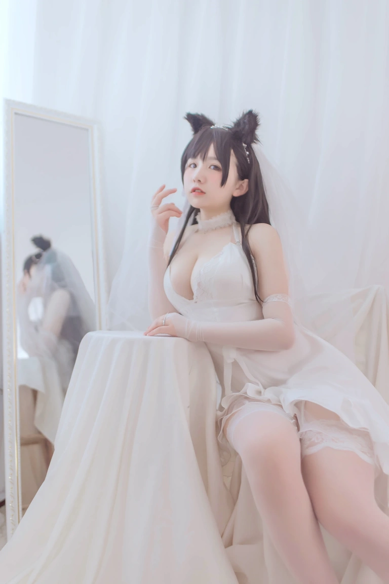 阿半今天很开心《爱宕婚纱》主题写真：36张全套美图