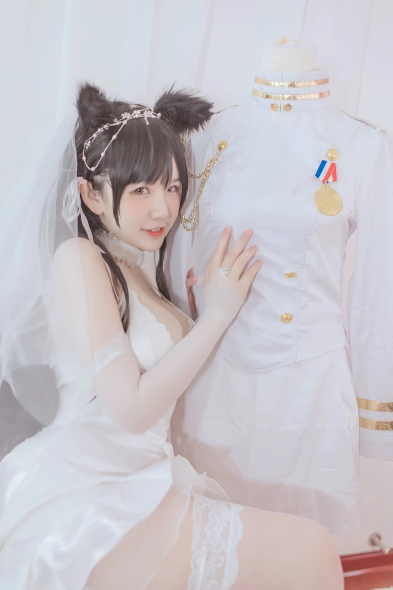 阿半今天很开心《爱宕婚纱》主题写真：36张全套美图