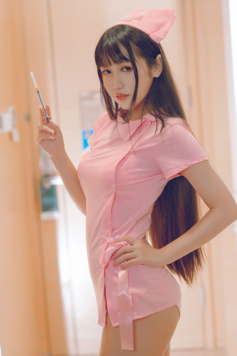 不呆猫《粉色护士》主题写真：42张全套美图